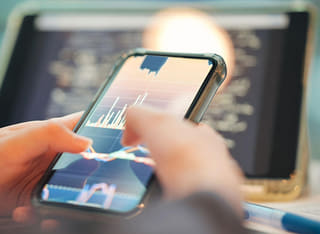 An investor reviewing a clear and open withdrawal and fund transfer procedure